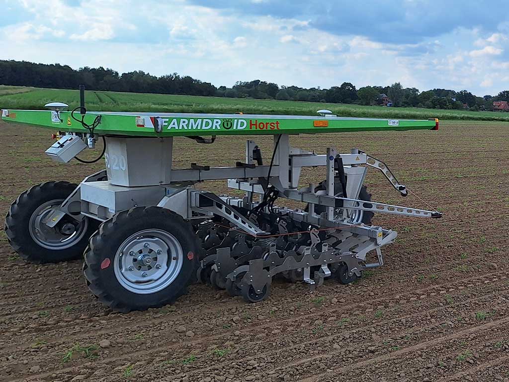 Feldroboter Farmdroid auf einer landwirtschaftlichen Fläche