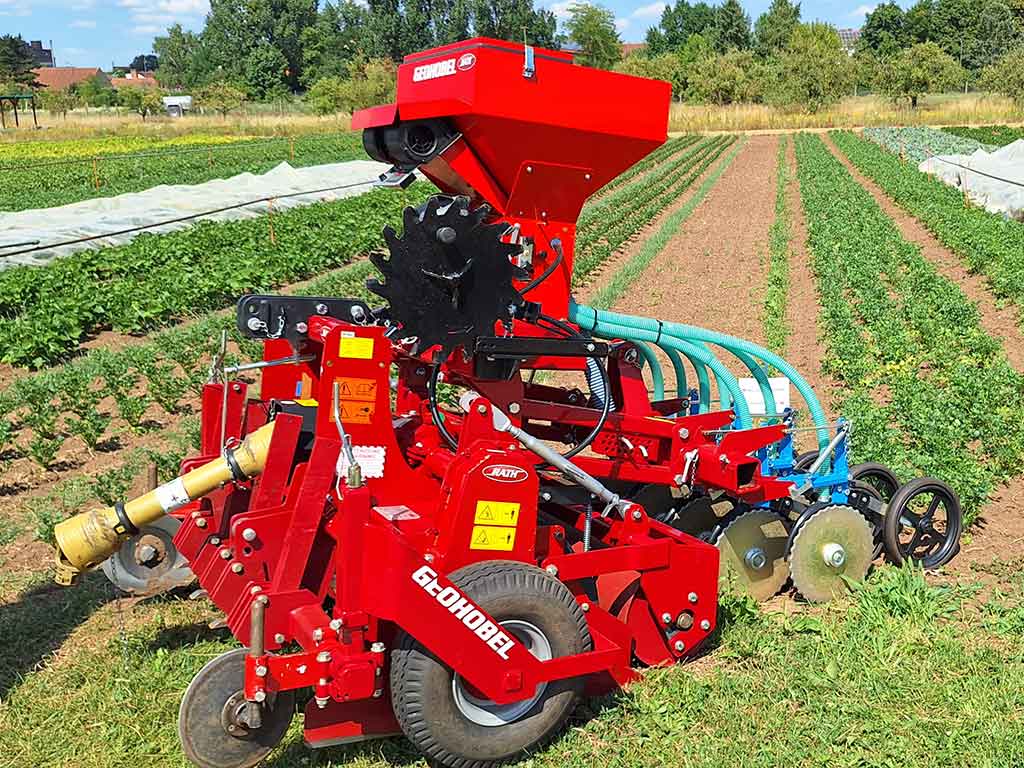 Gehobel steht an einer landwirtschaftlichen Fläche