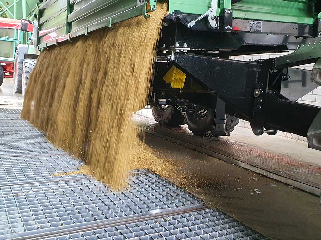 Detailaufnahme eines Treckers beim Kornabladen