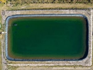 Ein Wasserbecken aus der Vogelperspektive