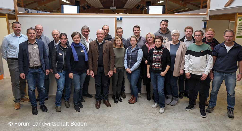 eine Personengruppe steht in einer Halle