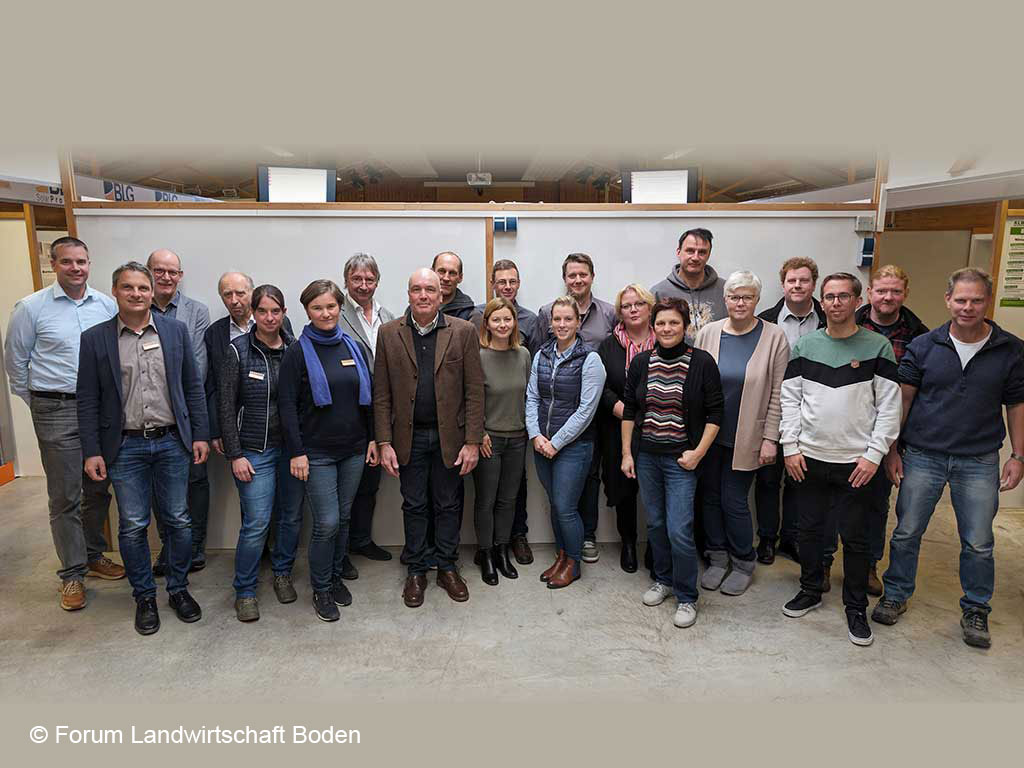 eine Personengruppe steht in einer Halle