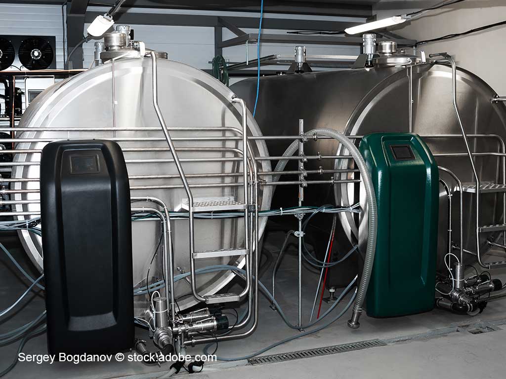 zwei gekühlte Milchtanks