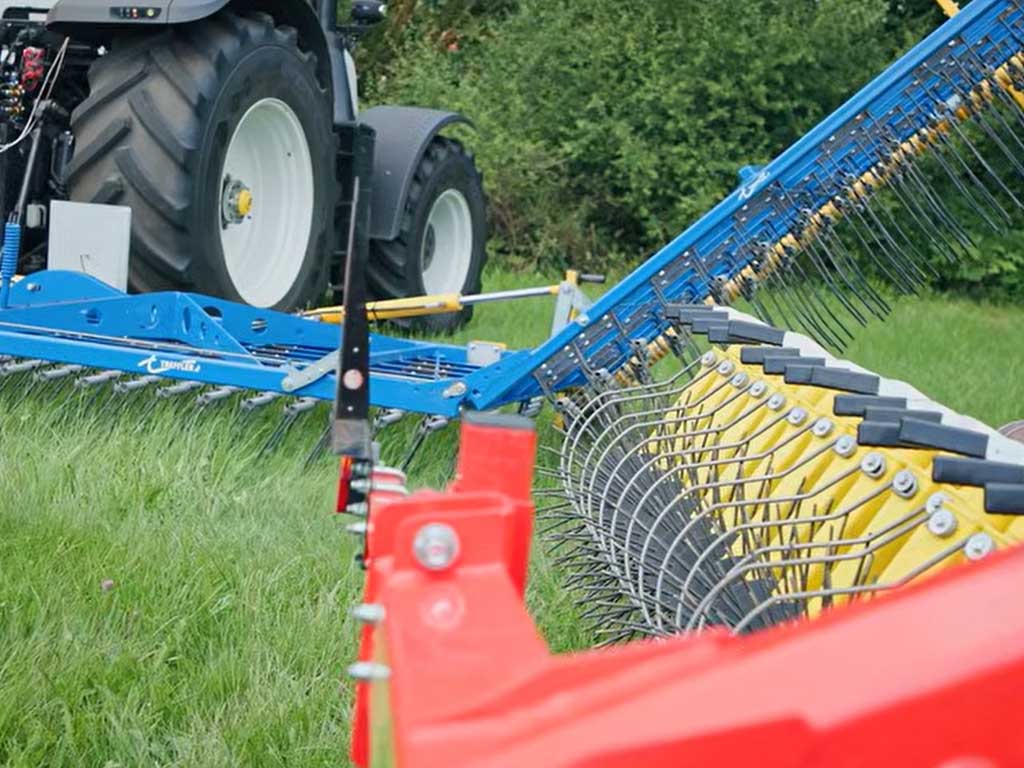 Trecker mit angehängten Bodenbearbeitungsgeräten