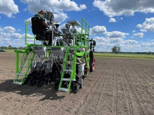 Trecker bei der Aussaat auf einem landwirtschaftlichen Versuchsfeld