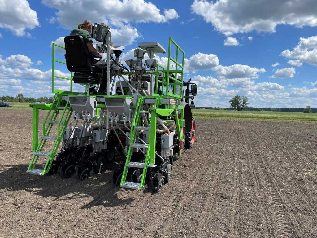 Trecker bei der Aussaat auf einem landwirtschaftlichen Versuchsfeld