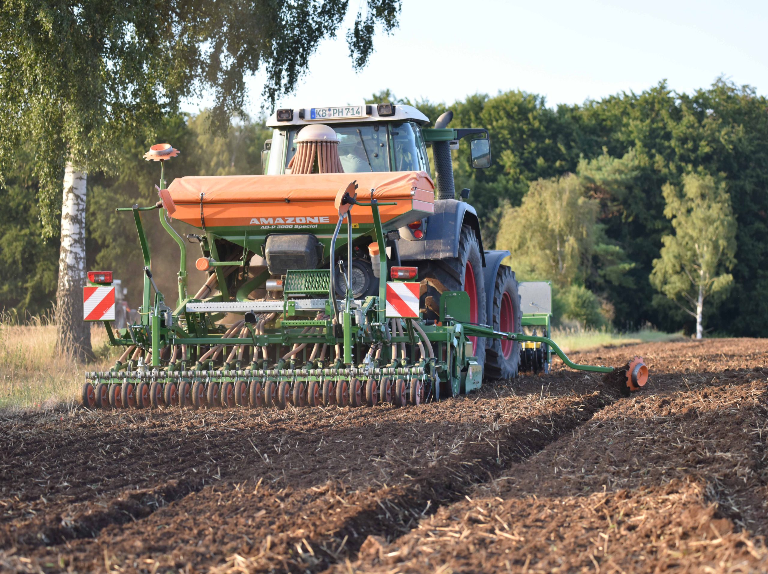 Trecker mit Sämaschine
