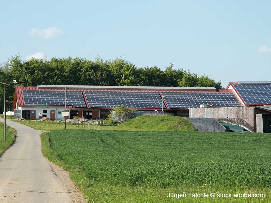 Gebäude eines landwirtschaftlichen Betriebes; links eine schmale Zufahrtsstraße; rechts Fahrsilo; im Vordergrund landwirtschaftliche Flächen