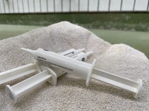 3 Weiße Spritzen auf einem Handtuch