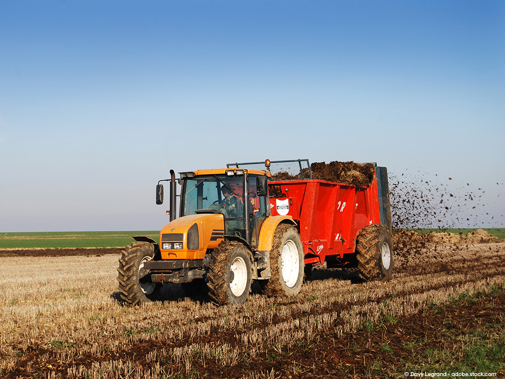 Miststreuer auf dem Feld