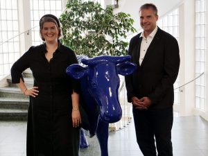Anna Kaiser und Andreas Sünder stehen im Foyer des LLH.