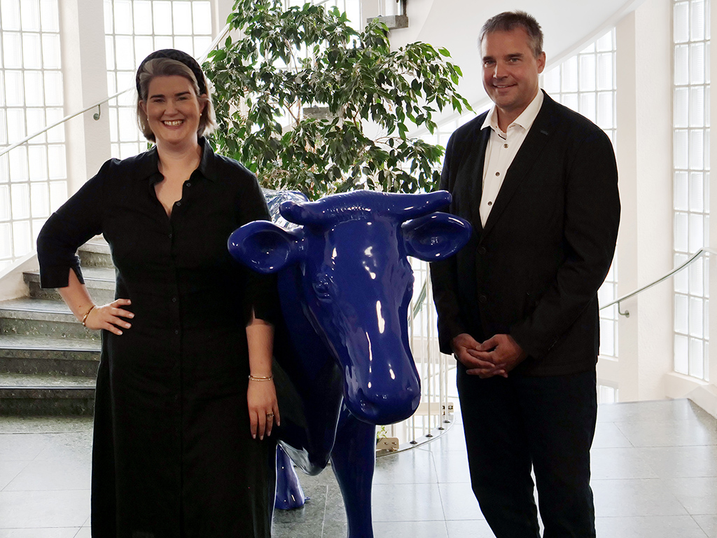 Anna Kaiser und Andreas Sünder stehen im Foyer des LLH.