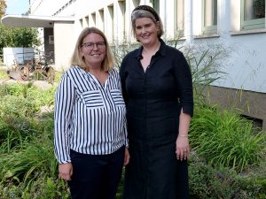 Katrin Walmanns und Anna Kaiser vor der LLH Zentrale in Kassel