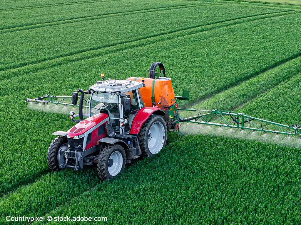 Trecker auf dem Feld mit Pflanzenschutzmittelspritze