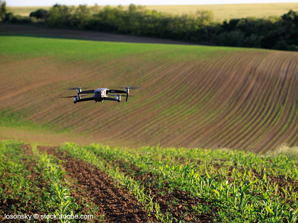 Drohne überfliegt landwirtschaftliche Flächen